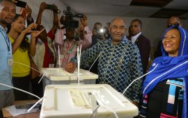 Le candidat Azali Assoumani a voté vers 11 heures à Mitsoudje accompagné de son épouse