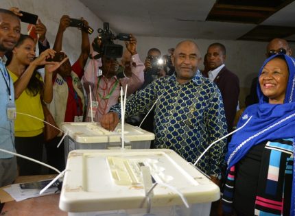 Le candidat Azali Assoumani a voté vers 11 heures à Mitsoudje accompagné de son épouse