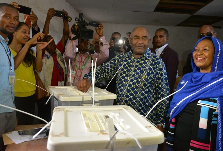 Le candidat Azali Assoumani a voté vers 11 heures à Mitsoudje accompagné de son épouse
