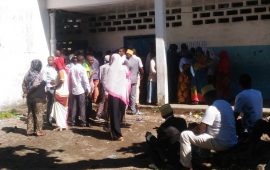 Malgré quelques retards, les électeurs de la capitale, Moroni, se rendent dans les urnes en toute quiétude