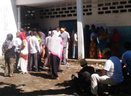 Malgré quelques retards, les électeurs de la capitale, Moroni, se rendent dans les urnes en toute quiétude