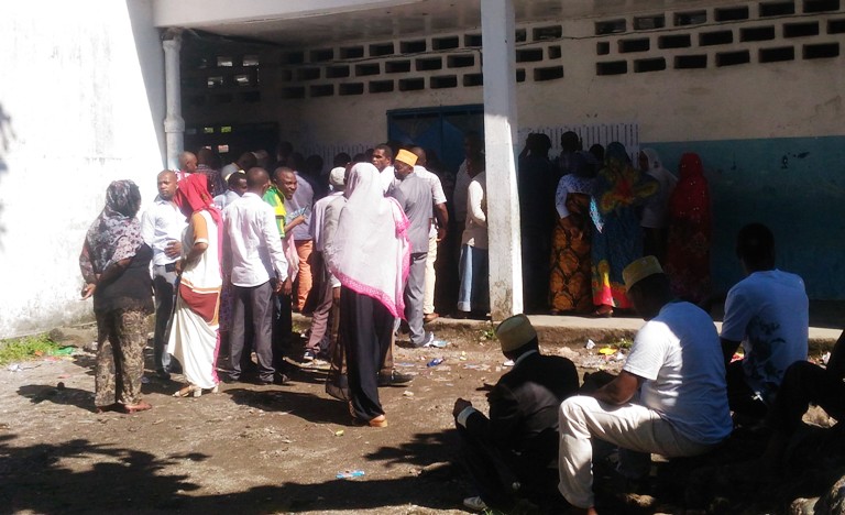 Malgré quelques retards, les électeurs de la capitale, Moroni, se rendent dans les urnes en toute quiétude